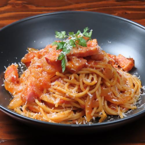 A luxurious dish where you can enjoy the smooth, spreading flavor in a relaxing atmosphere [Rich Tomato Sauce and Amatriciana]