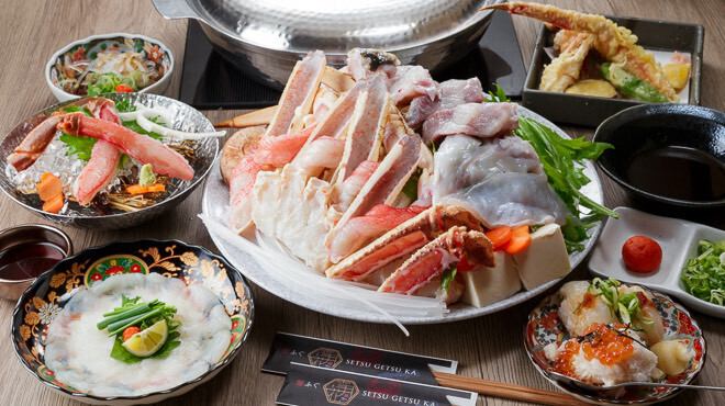 新鮮な蟹とふぐを使用した料理をご提供。贅沢な味わいを楽しめる一品をお届けします。