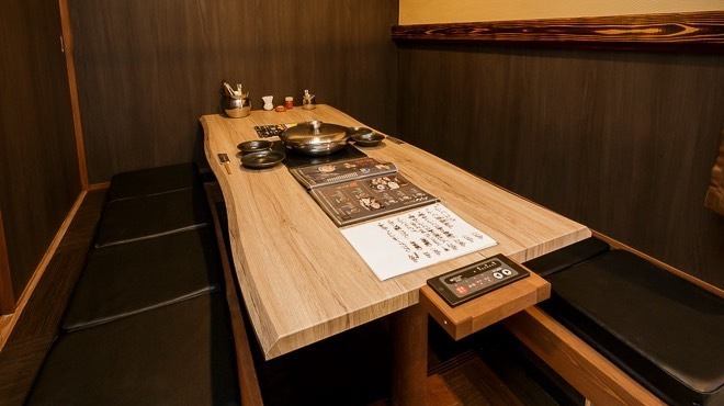 当店は、新鮮な蟹とふぐを使用した贅沢な料理を楽しむことができます。