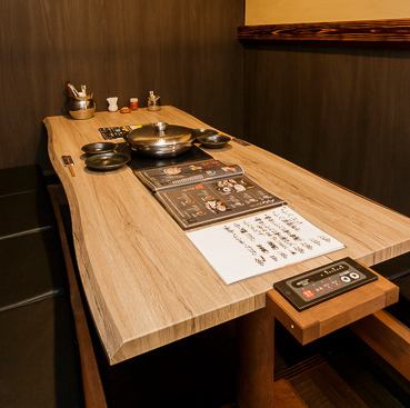 <p>足を伸ばしてリラックス♪お座敷の掘りごたつは程よくプライベート感があり、周りを気にすることなくゆったりとお過ごしいただけます。各種ご宴会はもちろん、小さなお子様連れのご家族でのお食事、女子会などにも最適です。お祝い事にも◎皆様のご来店を心よりお待ちしております。</p>