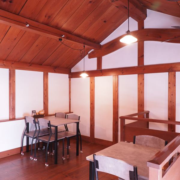 蔵を生かした店内は、外観とのギャップが魅力！誰でも入りやすい雰囲気です。居心地を重視し、長時間過ごすにも快適な環境が整っています◎地元の方から観光客まで幅広いシーンでご利用いただけるのが特徴です◎ぜひ、お気軽にお越しください！