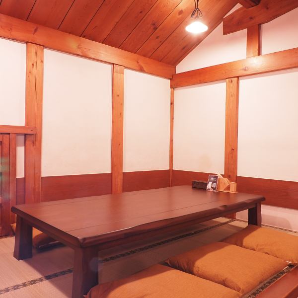 蔵をリノベーションした広々とした空間が魅力。グループや会社宴会に最適なテーブルや座敷があり、柔軟に対応可能。落ち着いたトーンで、誰でも心地よく過ごせる温かみある雰囲気が広がっています！貸切も5～18名様までOK！小人数から大人数までご利用出来ます★