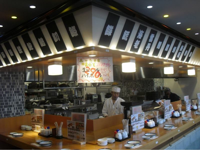 The sushi material story is decorated, but the counter is a comfortable atmosphere not in Yoshika.