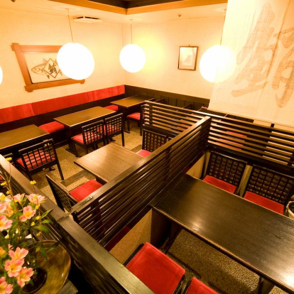 店内は、和が感じられる心地の良い空間。テーブル席をご用意しており親しい友人との食事や大切な接待にも最適！柔らかな照明が照らす空間で思い出に残るひと時をお過ごしいただけます。日本で唯一のまぐろしゃぶしゃぶ専門店の当店で美味しい料理と共に心温まる時間をお楽しみください。