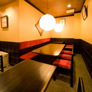 寛げるテーブルのお席を各種ご用意しております。普段使いのお食事から、宴会、接待や会食などのビジネスシーンにもご利用いただけます。和を感じられる心地の良い空間で、ゆったりお食事をお楽しみいただけます。是非ご利用くださいませ。