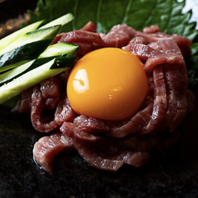 新鮮な飛騨牛を使用したユッケは、口の中でとろける。