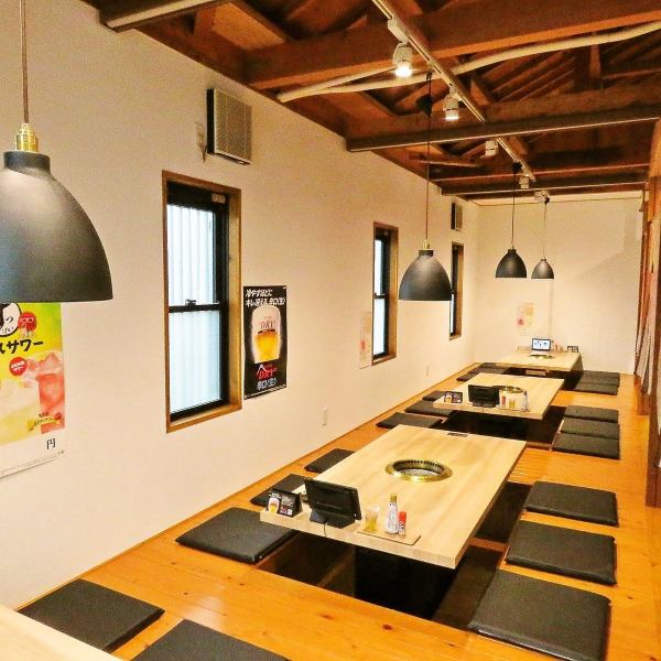 ≪店内席数≫店内は全席半個室仕様で、プライベート感を重視したレイアウト。4名テーブル×2、6名テーブル×3、8名テーブル×2の構成で、最大46名まで対応可能。ゆったりとした空間で、グループ利用にも最適です。家族連れからシニア層まで、幅広い世代が快適に過ごせる設計です。お子様連れでも安心して利用できる広さです