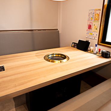 ≪店内席数≫店内は全席半個室仕様で、プライベート感を重視したレイアウト。4名テーブル×2、6名テーブル×3、8名テーブル×2の構成で、最大46名まで対応可能。ゆったりとした空間で、グループ利用にも最適です。家族連れからシニア層まで、幅広い世代が快適に過ごせる設計です。お子様連れでも安心して利用できる広さです