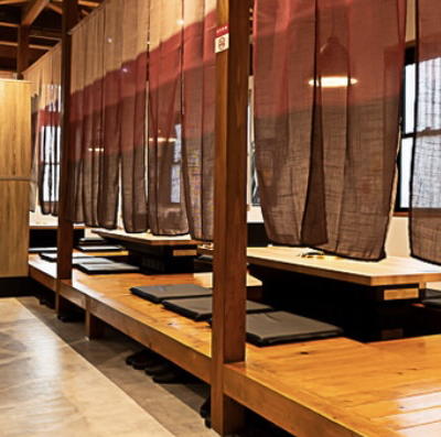 ≪店内雰囲気≫店内は、ゆったりとした居心地の良さが自慢。全席半個室のため、周囲を気にせずゆったりと食事が楽しめます。デートや接待、記念日など、特別なシーンにもぴったりの空間です。若者から年配の方まで、誰もがくつろげる雰囲気づくりを大切にしています。静かで落ち着いた空間は会話も弾みます