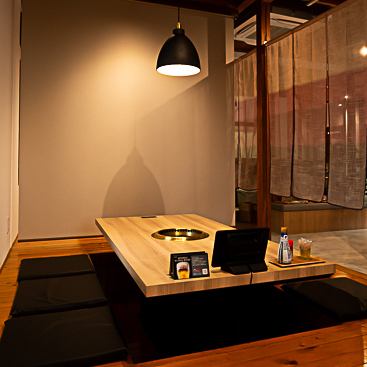 Enjoy yakiniku in semi-private booths at every table.