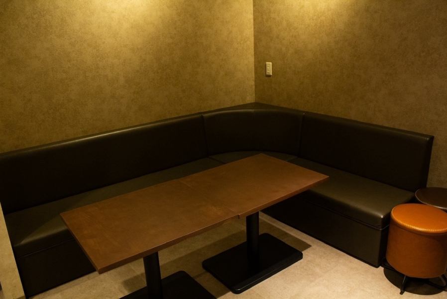 【シックで落ち着いた隠れ家空間】名古屋・錦の中心に佇む「SBAE」は、シックで洗練された雰囲気が魅力の隠れ家バーです!素敵な空間でゆったりとした時間をお過ごしいただけます!