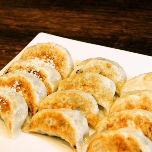 【餃子酒場の大人気No.1】焼き餃子盛り合わせ(12個)