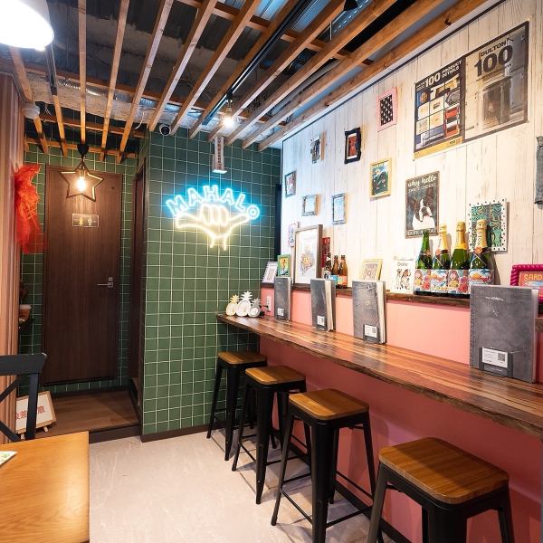 テーブルを繋げば、団体様のご利用も可能です◎開放的な空間は、各種ご宴会やご友人同士のお集まりなど幅広いシーンにマッチします。本場のハワイ料理を囲み、現地でパーティーしているかのような一体感をお楽しみください♪