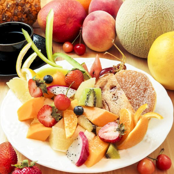 【水果豐富】可以品嚐約10種水果的水果煎餅★1,650日元