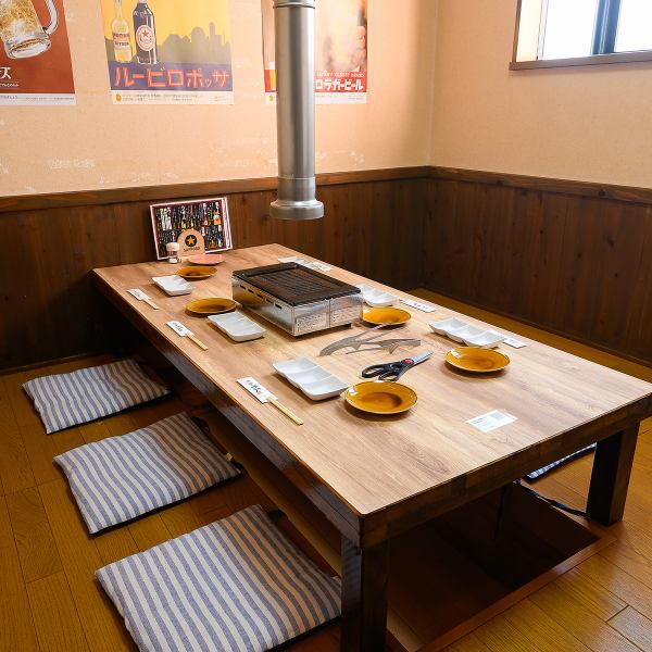 【宴会にも◎掘りごたつ席あります】店内奥には最大7名様でご利用可能な掘りごたつ席をご用意！人気のお席なのでご予約はお早目に！ゆったりくつろげて広々した空間ですので、お仕事仲間やお友達同士の飲み会だけでなく、ご家族でのお食事にも大人気です！