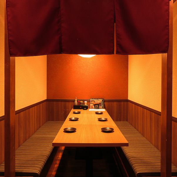 【プライベート時間を楽しみたい方必見！！】完全個室完備♪特別な時間を大切な人、大切な仲間たちだけの空間でゆったり楽しんでいただけます！くつろぎながら美味しい料理とお酒を飲みながら楽しい会話に集中することができます。是非当店で特別な時間をどうぞお楽しみくださいませ♪