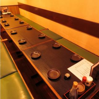 【団体様の個室】紙タバコも吸える完全個室をご用意し、喫煙者の方にも快適な空間を提供しております。広々としたお部屋は、少人数から団体様まで幅広く対応可能です。宴会や接待、大切な仲間との集まりに最適なプライベート空間で、美味しいお料理とお酒を存分にお楽しみいただけます。幹事様無料コースなどご用意あり♪