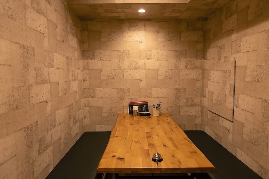 【6名様個室有り♪】まわりの騒がしさを忘れ、落ち着いた個室で至福の時間を過ごしませんか?友人や大切な人との特別な時間を過ごせる場所としてピッタリです。おしゃれなインテリアが演出する雰囲気は、まるで別世界のよう。心身ともにリフレッシュできる、特別な場所です!◎