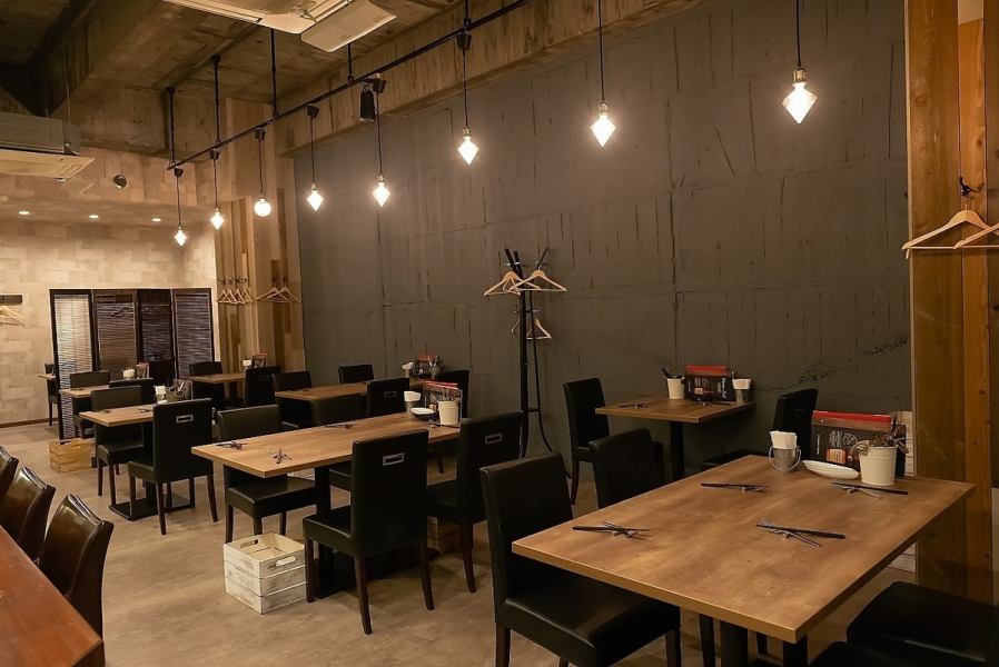 【最大50名可】開放的な空間で暖色の照明が特別な雰囲気を醸し出しています。お洒落な店内は、大人な雰囲気が漂っています。広々としていて、落ち着いて食事が楽しめる場所です。おしゃれな女子会やデートにぴったりの隠れ家として人気です。最大50人の貸切も可能で、特別なひとときを過ごすのにぴったりです!