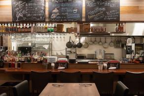 お1人様も大歓迎！ごはん使いにも。お酒も豊富にそろえております♪厨房を目の前で楽しめるカウンターです。[沼津/女子会/記念日/宴会/飲み放題/酒/肉/フレンチ/会社宴会/二次会/誕生日/サク飲み]