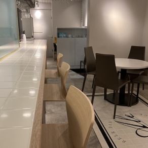 【2층 카운터석】카운터석을 준비하고 있기 때문에, 1인이라도 부담없이 들러 주시기 쉬운 분위기가 되고 있습니다◎바삭한 음료나 점심 휴식에도 꼭 당점을 이용해 주세요♪감염 증상 대책도 확실합니다!
