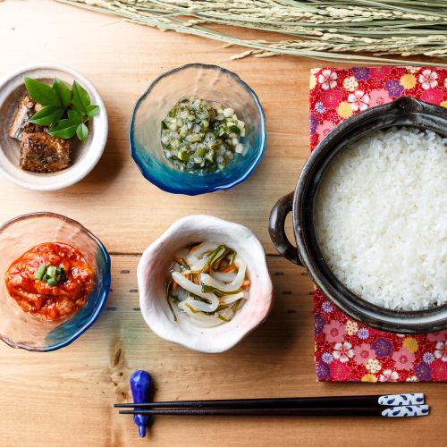 We have a variety of carefully selected rice recommended by Rice Meisters! Enjoy rice that cannot be eaten at home in a clay pot.
