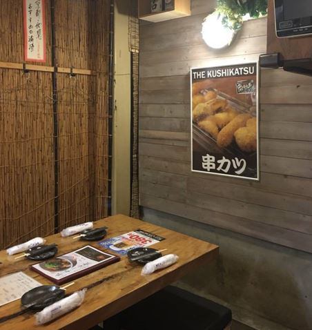 坂本龍馬で有名な寺田屋も徒歩すぐにある好立地の大手筋西側で営業！店内に入るとレトロな雰囲気がお出迎え。食事だけでなく昔ながらの雰囲気も一緒に楽しめるお店。