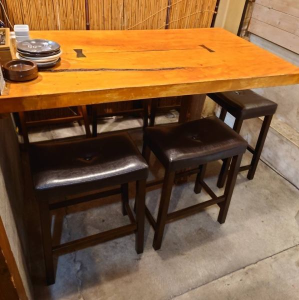 坂本龍馬で有名な寺田屋も徒歩すぐにある好立地の大手筋西側で営業！店内に入るとレトロな雰囲気がお出迎え。食事だけでなく昔ながらの雰囲気も一緒に楽しめるお店。