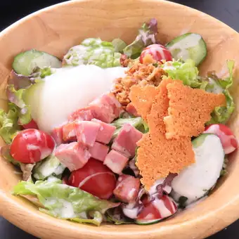 따뜻한 구슬과 베이컨 시저 샐러드 ~ 파리 파리 치즈 ~