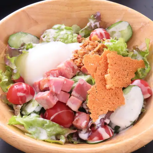 따뜻한 구슬과 베이컨 시저 샐러드 ~ 파리 파리 치즈 ~