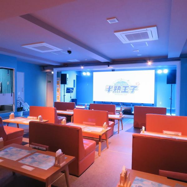 近距離でステージパフォーマンスを見ていただくことができます！合間に飲み物やお食事で楽しむもよし、ステージを楽しむもよし、ステージ後のお話で盛り上がるのもよし◎いろんな楽しみを見つけてみてください☆