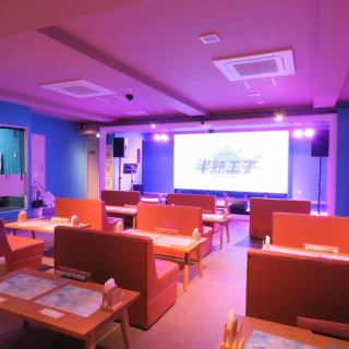 ステージに向かって座れるソファー席が魅力のお店でございます！王子たちのダンスを見ながらパティシエが作るスイーツとカクテルをお楽しみください♪