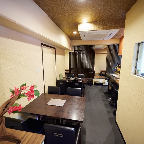 【テーブル席】4名様まで座る事が出来るテーブル席を2卓ご用意しております♪食材にこだわりぬいた季節料理をご堪能下さい！きっと貴方のお気に入りの一品が見つかるはず！美味しいお料理・お酒と店主との会話も楽しみながら、楽しい至福のお時間をお過ごしください♪
