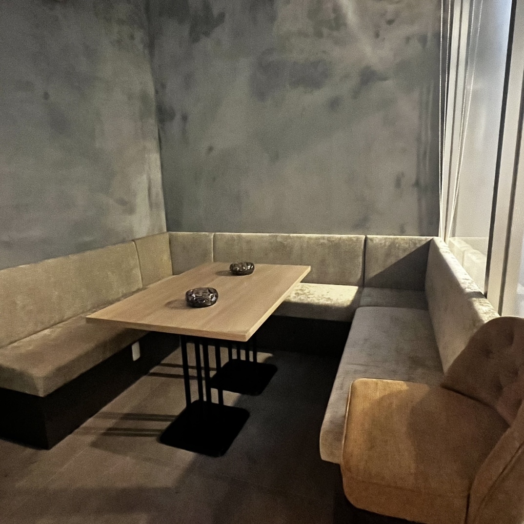 ソファー席やテラス席で楽しむ夜カフェご飯♪