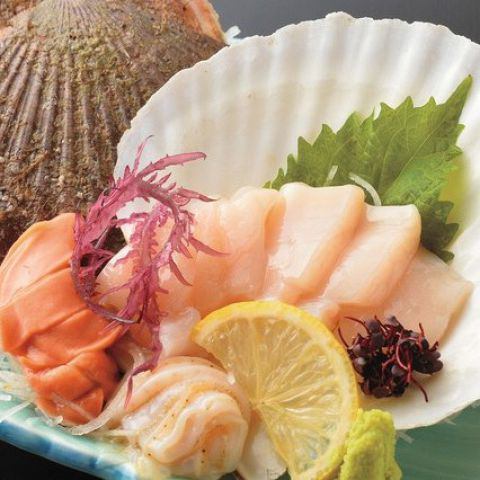 Live scallop sashimi