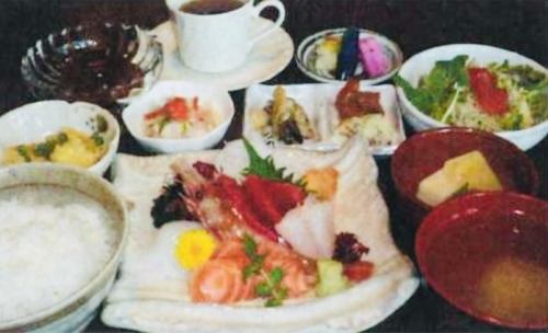 【豪華午餐】BAY生魚片禦膳 2,398日圓（含稅）
