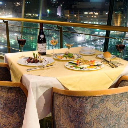 靠窗一側的桌子座位讓您享受美好時光，同時觀看14樓的夜景。建議在周年紀念日等特殊場合晚餐。