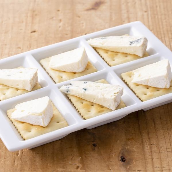 Assortment of 2 types of cheese (6 pieces)