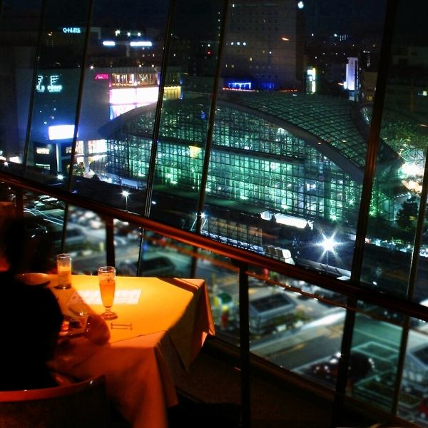 [俯瞰金澤市]享受高品質空間的方法之一就是享受氛圍。用餐酒吧還提供許多正宗的地道飲品。一邊欣賞14樓的夜景，一邊享受緩慢流動的美好時光。您可以從上方眺望金澤站。