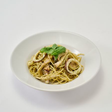 能登スルメイカと数種キノコのジェノベーゼ（スパゲッティーニ）