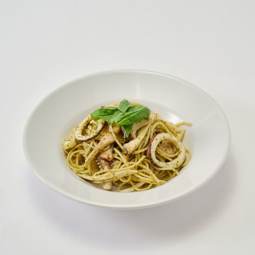 能登スルメイカと数種キノコのジェノベーゼ（スパゲッティーニ）