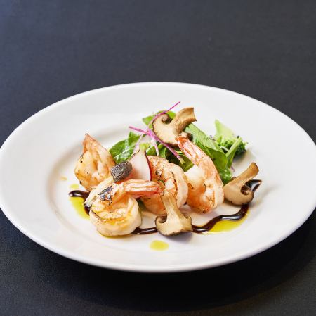 自家製ガーリックバターシュリンプサラダ　バルサミコキャラメルソース