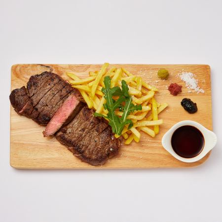 豪州産牛ロースの炭火オイル焼き　17CLUBコンディメント添え