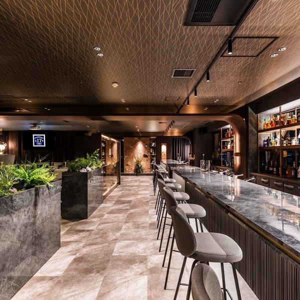 バー併設。カウンターやソファ席完備。シックな内装と照明が、大人のための上質な空間を演出し、お酒を楽しむのに最適。クラフトジンやカクテルなどの品揃えが豊富◎お気軽に立ち寄って、至福のひとときをお過ごしください。