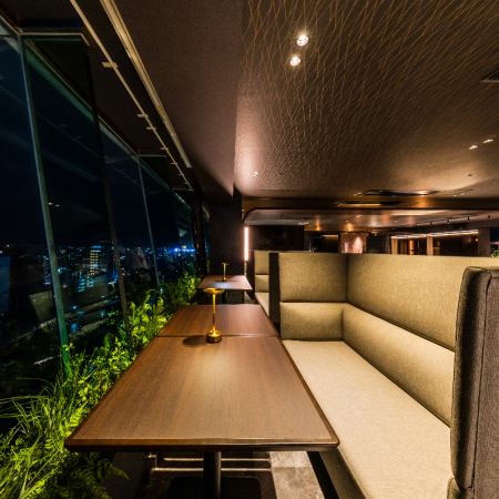 夜景の見える2名様専用のカップルシートです。ハイバックのソファーで周りを気にせず、お二人だけの空間をお楽しみいただけます。※予約チャージお一人様2時間550円(税込)となります。