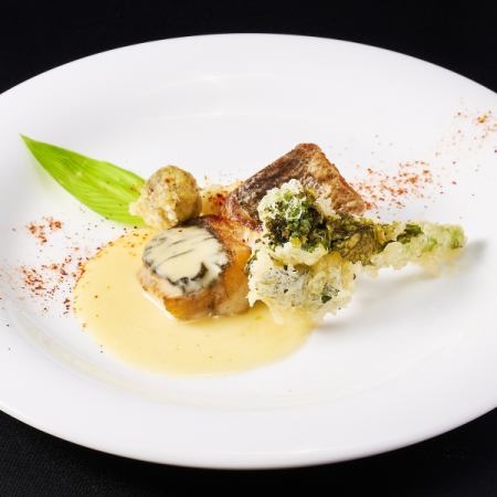 スズキのポワレ　山菜フリット添え