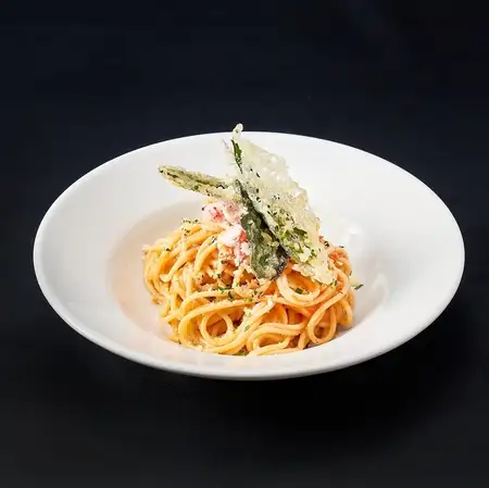 ズワイ蟹と金時草のトマトクリームパスタ