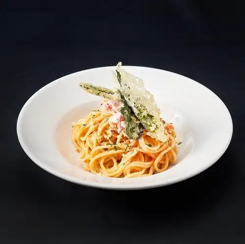 ズワイ蟹と金時草のトマトクリームパスタ