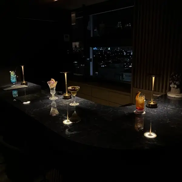 バーカウンター併設の個室を完備。周りを気にせず、プライベートな会話やひとときを楽しみたい場合に最適。