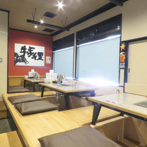 We have horigotatsu seats where you can relax and make your feet comfortable.Seats can also be connected together.